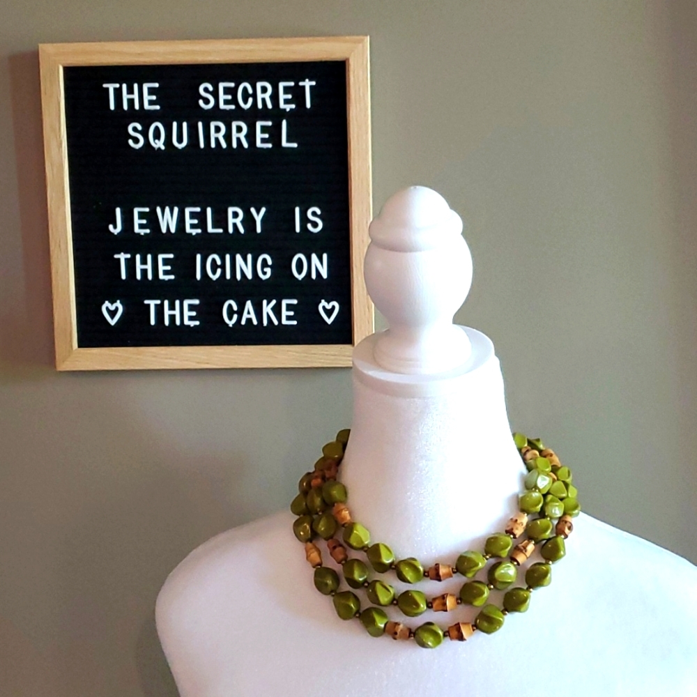 🥑!!VINTAGE Avocado Green Silver-Tone Bead Necklace🥑!!